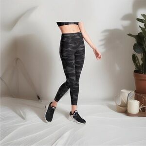 Athleta Ultimate Stash Pocket Camo 7/8 Tight Size Medium